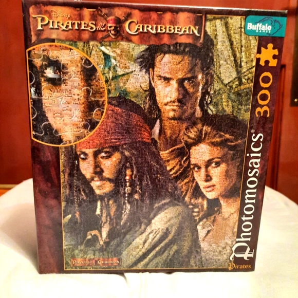 Pirates of the Caribbean 300pc puzzle - Picture 1 of 3
